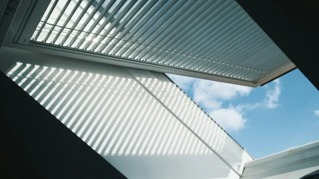 Volets roulants solaires: avantages, prix et installation en rénovation